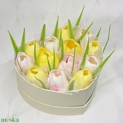 13 darabos élethű tulipánok vajszínű szív boxban akciós termékkép 1