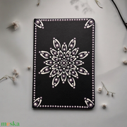 Fekete műbőr jegyzetfüzet fényes lila és fehér pontmandalával, 14,5x21 cm, 80 lapos vonalas akciós termékkép 1