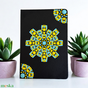 Fekete műbőr jegyzetfüzet fényes sárga és metál fényű türkiz pontmandalával, 14,5x21 cm, 80 lapos vonalas akciós termékkép 1