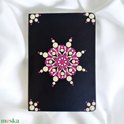 A/5-ös fekete műbőr jegyzetfüzet fényes magenta és fényes bézs pontmandalával, 14,5x21 cm, 80 lapos vonalas akciós termékkép 1