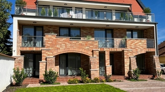  3 nap/2 éj 2 fő részére teljesen felszerelt apartmanban reggelis ellátással, masszázs kuponnal, kedvezményes Várfürdő belépővel, további extrákkal akciós termékkép 1